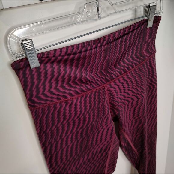 Lululemon Wunder Under Crop III in Shifted Horizon Red Grape Black Size 6 - Picture 8 of 12